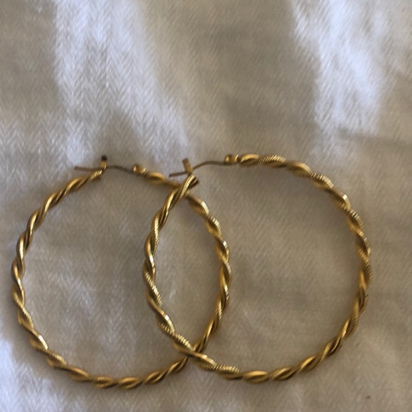 Final sale! Gold hoop earrings